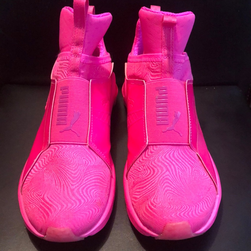 Pink Fenty Puma by Rhianna. No scuffs. Like new.